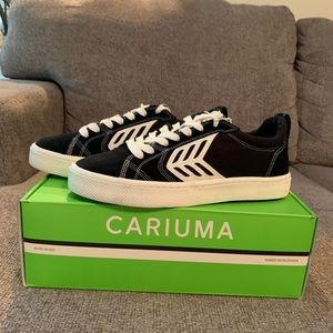 Size 8 Mens Black/White Cariuma. New, in the box, never worn.